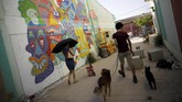 Di tengah perang dan kecamuk senjata antara Israel dan Palestina, Arad menjadi sebuah lokasi yang damai dengan seni muralnya. (REUTERS/Amir Cohen)