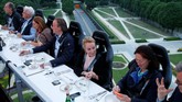Untuk bisa menikmati pengalaman ini, para tamu harus mengantre setidaknya 40-60 menit, tergantung pada kursi pilihan mereka. (REUTERS/Francois Lenoir)