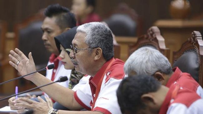 Jhoni Boetja, Sang Penggugat Pasal Pernikahan Rekan Sekantor