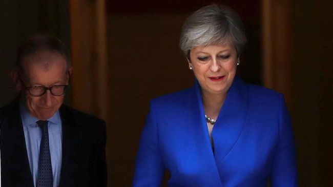 Theresa May Tolak Mundur, Colek Sekutu di Irlandia Utara