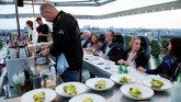 Satu buah crane 'restoran' udara ini dilayani oleh seorang chef yang menyajikan makanan bagi para tamu. Meja chef ini berada di tengah dan dikelilingi oleh tamu. (REUTERS/Francois Lenoir)