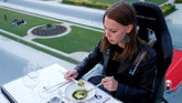 Ghysels mengungkapkan bahwa pengalaman makan ini dihadirkan dengan detail high class. Mereka juga menyiapkan penjemputan dengan limosin, dan jamuan dengan berbagai makanan dari seafood plates dan sampanye, sampai makanan gastronomi dari Heston Blumenthal. (REUTERS/Francois Lenoir)