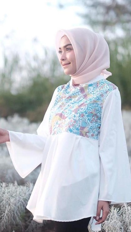 Foto 10 Penampilan Selebgram dengan Organza Hijab yang Foto 10 Penampilan Selebgram dengan Organza Hijab yang