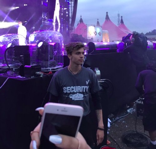 Security Tampan di Konser Justin Bieber Ini Bikin Netizen Tergila-gila Security Tampan di Konser Justin Bieber Ini Bikin Netizen Tergila-gila