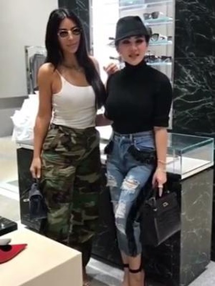 Syahrini Ketemu Kim Kardashian di Jepang, Ngobrol Soal Bali Syahrini Ketemu Kim Kardashian di Jepang, Ngobrol Soal Bali