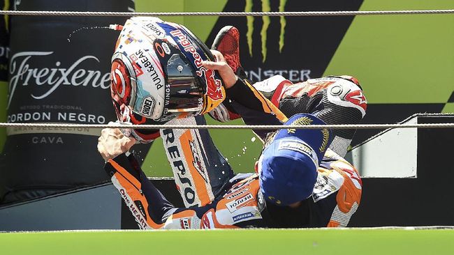 Aksi Diving Marc Marquez di Podium MotoGP Katalonia