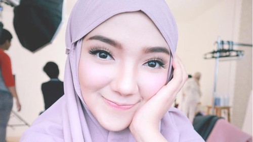 Jilbab Instan Seperti Ini yang Tren Dipakai Selebgram