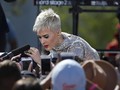 Lubang Hitam di Hati Katy Perry akibat Stephen Hawking