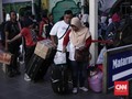 Penumpang & Pemburu Mudik Gratis Melimpah di Stasiun Senen