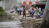 Petugas lapas bersiaga di sekitar para pekerja yang membuat pondasi pagar darurat di lokasi bekas bangunan dinding Lapas Klas II A Jambi yang ambruk akibat banjir di Jambi, Kamis (15/6). (ANTARA FOTO/Wahdi Septiawan)