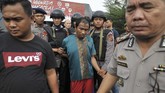 Polisi menggiring salah seorang narapidana yang berhasil ditangkap setelah melarikan diri dari Lapas Klas II A Jambi, Jambi, Rabu (14/6). (ANTARA FOTO/Wahdi Septiawan)