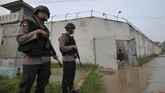 Personel Brimob berjaga di luar Lapas Klas II A Jambi, Rabu (14/6). Ratusan aparat kepolisian dan TNI dikerahkan untuk mencari dan menangkap puluhan narapidana yang kabur pascajebolnya dinding lapas setempat akibat banjir. (ANTARA FOTO/Wahdi Septiawan)