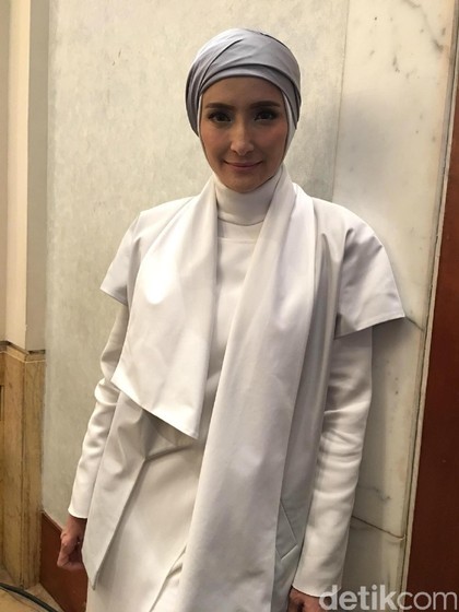 Kesedihan Inneke Koesherawati Jalani Ramadan Tanpa Suami Kesedihan Inneke Koesherawati Jalani Ramadan Tanpa Suami