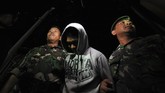 Aparat kepolisian dan TNI juga mengimbau warga sekitar untuk membantu aparat yang mengejar puluhan napi yang masih berada di luar. (ANTARA FOTO/Wahdi Septiawan)