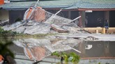 Sejumlah warga binaan berada di samping dinding yang jebol akibat banjir di Lapas Klas II A Jambi, Jambi, Rabu (14/6). Dinding lapas jebol akibat banjir setelah hujan deras mengguyur daerah itu. (ANTARA FOTO/Wahdi Septiawan)