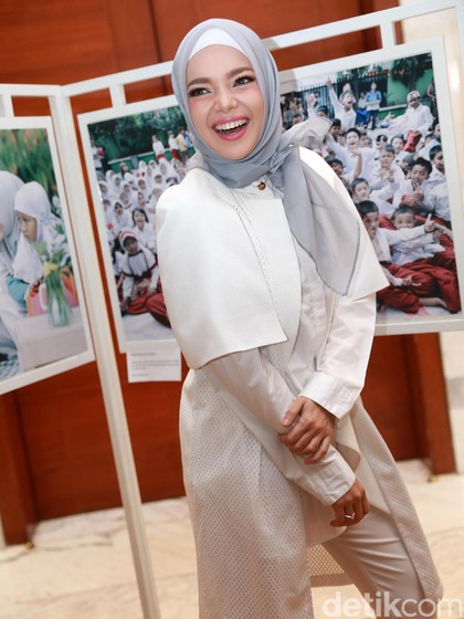 Mengintip Ritual Lebaran Dewi Sandra Sampai Ineke Koesherawati Mengintip Ritual Lebaran Dewi Sandra Sampai Ineke Koesherawati