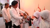 Tampak pula Direktur Sales Telkomsel Sukardi Silalahi, secara simbolis menyerahkan bantuan kepada salah satu anak negeri di acara buka puasa bersama Telkomsel.