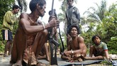 Lahan tempat mereka berburu dulu, kini sudah berubah jadi kebun kelapa sawit. Meski demikian, berburu harus tetap dilakukan karena hanya itu yang mereka bisa. (AFP PHOTO / GOH CHAI HIN)