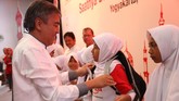 Direktur Network Telkomsel Bob Apriawan, secara simbolis menyerahkan bantuan kepada salah satu anak negeri di acara buka puasa bersama Telkomsel di Yogya.