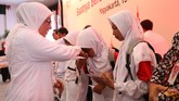 Executive Vice President Area Jawa Bali Telkomsel Ririn Widaryani, juga melakukan hal yang sama.