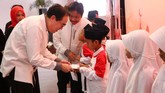 Direktur Planning & Transformation Telkomsel Edward Ying, secara simbolis menyerahkan bantuan kepada salah satu anak negeri di acara buka puasa bersama Telkomsel di Yogya, Kamis (15/6).