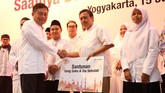 Direktur Utama Telkomsel Ririek Adriansyah, secara simbolis menyerahkan bantuan kepada salah satu anak negeri di acara buka puasa bersama Telkomsel di Yogya, Kamis (15/6).