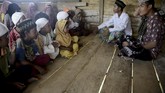 Orang Rimba mendapatkan pakaian lengkap hasil dari sumbangan pemerintah dan LSM. Dulu mereka hanya mengenakan cawat. Bantuan pemerintah lebih mudah diserahkan ketika mereka menetap dan memiliki KTP. (AFP PHOTO / GOH CHAI HIN).