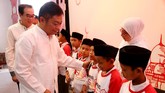 Di samping melakukan berbagai kegiatan kepedulian sosial, para direksi beserta jajaran manajemen Telkomsel juga meninjau beberapa titik lokasi beroperasinya infrastruktur BTS
