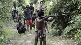 Di tengah hutan Kabupaten Batanghari, hidup komunitas asli, Orang Rimba. Mereka penganut animisme, nomaden dan mengandalkan hewan buruan untuk makan sehari-hari. (AFP PHOTO / GOH CHAI HIN)