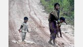 Perubahan besar datang saat sebuah lembaga swadaya masyarakat Islam mendekati mereka dan mengajak untuk memeluk Islam. (AFP PHOTO / GOH CHAI HIN)