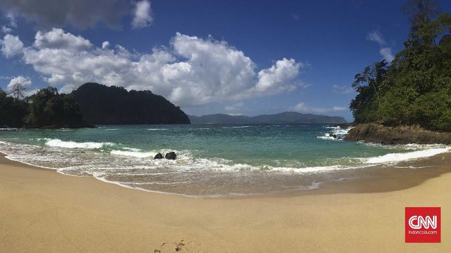 Gambar Pemandangan Pantai Berbatu