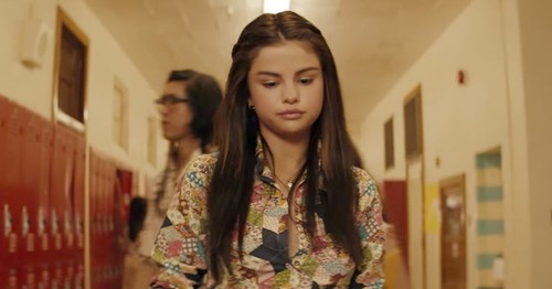 Gaya Jadul ala Selena Gomez di Video Klip Bad Liar Gaya Jadul ala Selena Gomez di Video Klip Bad Liar