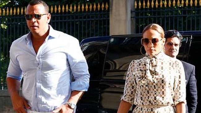 Gaya Kasual Jennifer Lopez Ini Seharga Rp 57 Jutaan