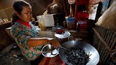 Bulan Juni, saat musim hujan tiba, merupakan saat terbaik berburu laba-laba. Umumnya hewan berkaki delapan ini disajikan sebagai camilan dengan cara digoreng garing.