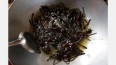 Satu ekor tarantula dihargai sebesar 1500 rupiah. Warga Kampong Thom mengatakan tarantula punya rasa lebih gurih dibanding jangkrik dan belalang.