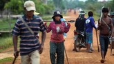 Di Kampong Thom, Kamboja, terdapat satu profesi unik yang jarang ditemui di negara lain, yakni pemburu laba-laba. Mereka menggunakan bambu dengan penjepit di bagian ujungnya, guna menangkap laba-laba berjenis tarantula dalam lubang.