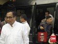Senyum Tipis Keluarga Para Tahanan KPK di Hari Raya