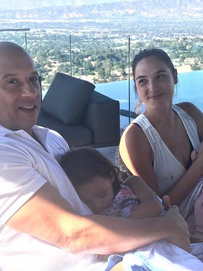 Viral, Foto Gal Gadot dan Vin Diesel Mengasuh Anak Bersama Viral, Foto Gal Gadot dan Vin Diesel Mengasuh Anak Bersama
