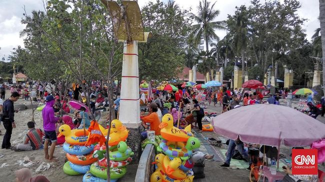 Ribuan Pengunjung Mulai Memasuki Kawasan Wisata Ancol