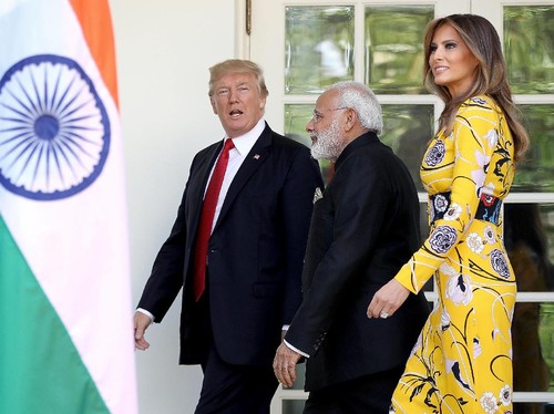 Sambut PM India, Melania Trump Cantik Bergaun Modest Rp 28 Juta Sambut PM India, Melania Trump Cantik Bergaun Modest Rp 28 Juta