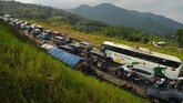 Antrean kendaraan memadati jalur selatan Lingkar Gentong, Kabupaten Tasikmalaya, Jawa Barat, Kamis (29/6). Memasuki H+4 Lebaran, arus balik dari Jawa Tengah menuju Bandung dan Jakarta terpantau padat dan puncak arus balik diprediksi terjadi pada H+5 dan H+6 Lebaran. (ANTARA FOTO/Adeng Bustomi/nz/17).