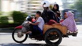 Pemudik yang menggunakan becak sepeda motor melintas di jalur lintas nasional Medan-Aceh Kamis (29/6). Memasuki H+4 Hari Raya Idul Fitri 1438 H, arus balik pemudik yang menggunakan sepeda motor mulai meningkat, dan diperkirakan puncak arus balik mudik lebaran Aceh terjadi pada Minggu (2/7). (ANTARA FOTO/Rahmad/aww/17).