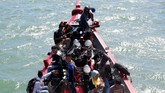 Warga menggunakan kapal kayu yang melayani trayek penyeberangan dari Banda Aceh menuju Pulau Aceh saat meninggalkan pesisir pantai di Ulee Lheu, Banda Aceh, Aceh, Selasa (27/6). Arus balik dari daratan menuju pulau mulai ramai dan puncak arus balik diperkirakan pada 1 dan 2 Juli 2017. (ANTARA FOTO/Irwansyah Putra/nz/17).