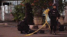 Usai Penusukan, Anggota Polri Saling Jaga Saat Salat Isya