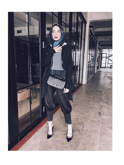 Menurut Desainer, Ini Pilihan Busana ke Kantor yang Tepat Saat Musim Hujan Menurut Desainer, Ini Pilihan Busana ke Kantor yang Tepat Saat Musim Hujan