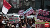 Demonstrasi dibuka dengan menyanyikan lagu Indonesia Raya bersama-sama sambil mengibarkan bendera Merah Putih (CNN Indonesia/Andry Novelino)