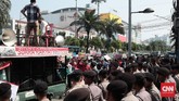 Sejak pagi, seratus pengemudi GrabCar telah berkumpul di depan Gedung Maspion, Jakarta Utara (CNN Indonesia/Andry Novelino)