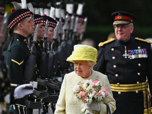 Langka! Ratusan Gaun Ratu Elizabeth II Akan Dipamerkan ke Publik