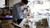 Dengan hanya menggunakan kuas, sendok kecil, krim, dan pewarna makanan, pria 26 tahun ini dapat menggambar apa saja ke dalam kopinya. (REUTERS/Kim Hong-Ji)