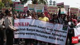 Para pengemudi menuntut: meminta uang insentif yang seharusnya mereka dapatkan (CNN Indonesia/Andry Novelino)